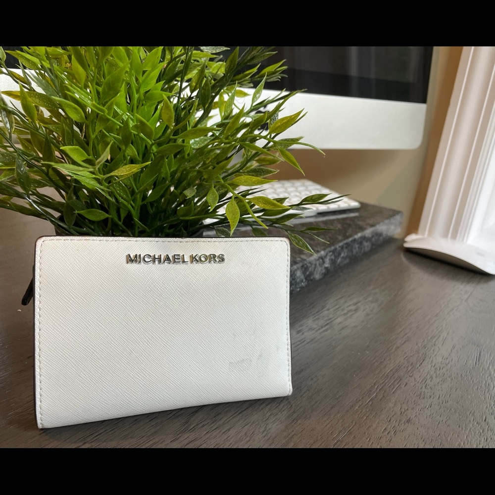 MICHEAL KORS White Wallet